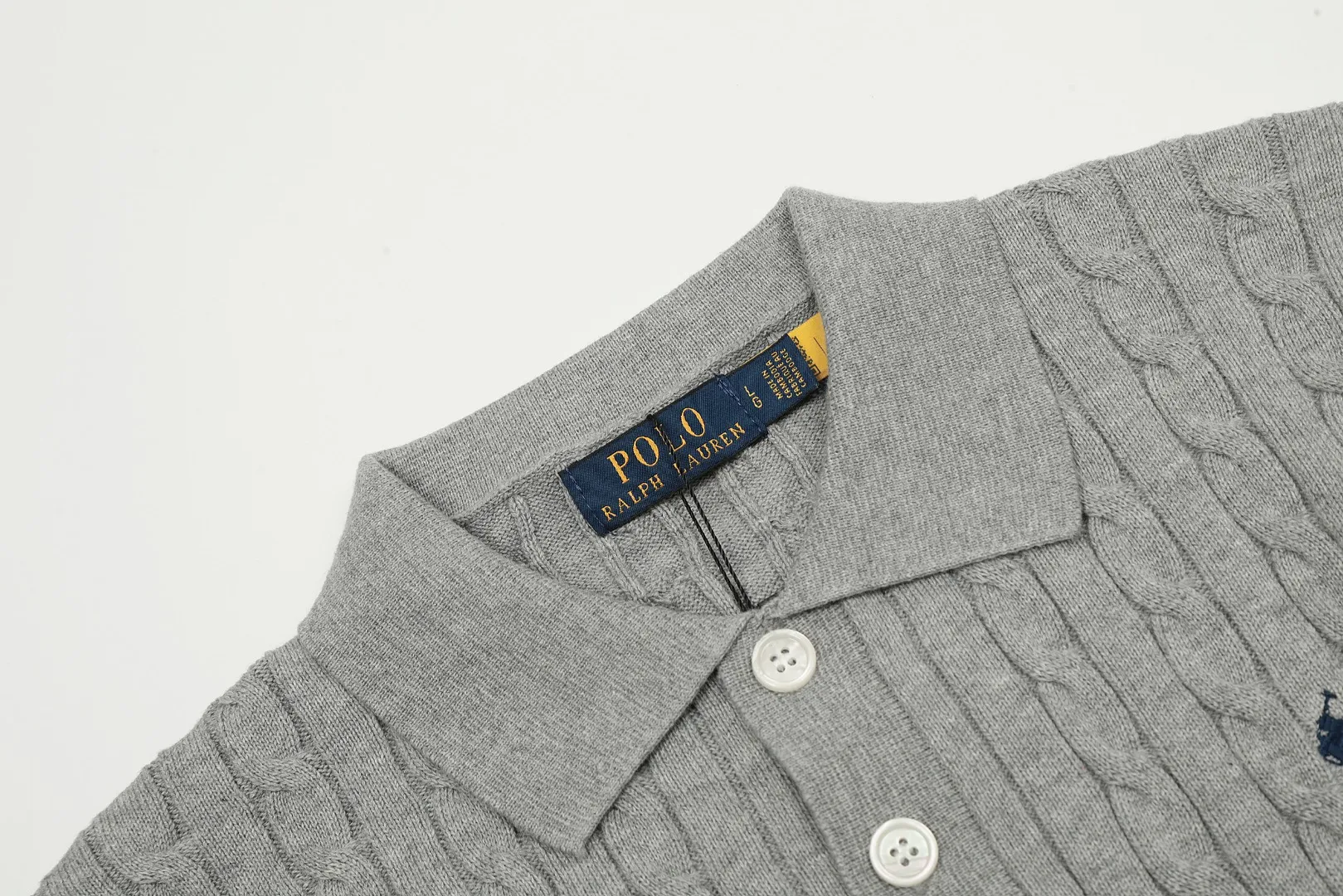 🅿️176 "Top quality" Style number: DS022# (not off the shelves all year round) [Ralph Lauren POLO lapel solid color pony embroidered logo knitted short sleeves] ✅Ralph Lauren Ralph Lauren classic basic versatile all-season cardigan knitted short sleeves ✅Main supplier platform live broadcast Wholesale entities Replenish when out of stock Not off the shelves ✅ZP quality 1:1 version Scan the code to enter the GF website Counter quality ✅Details and quality are the only one in Guangzhou. Imported quality cotton yarn focuses on high-end and cost-effective. Needless to say good quality. ✅The version is restored to the original order. The maximum size can be worn up to 160 pounds. Loose, comfortable and stress-free.